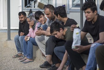 مجموعة من اللاجئين السوريين عبروا نهر إفروس من تركيا ويعيشون حاليا في قاعدة عسكرية سابقة قرب سالونيك في اليونان