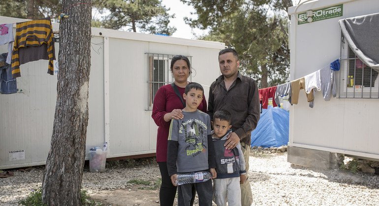 Una familia siria llegada al centro de recepción de Diavata en Grecia.