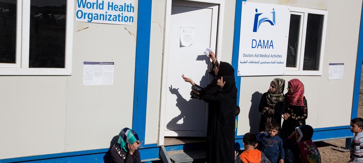 妇女和儿童在伊拉克达玛的医疗门诊接受治疗。