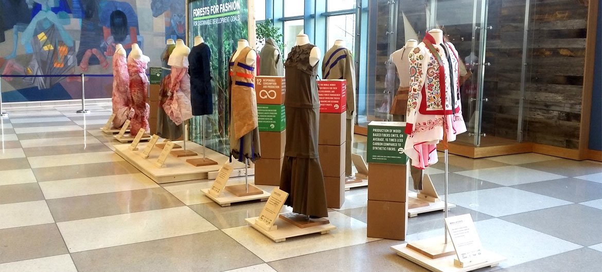 La colección "Driade" hecha con tejidos forestales, expuesta en la sede de la ONU en Nueva York