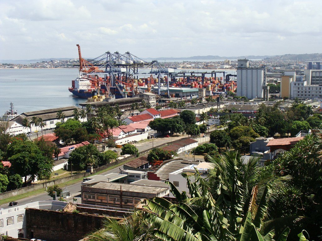 巴伊亚万圣湾的萨尔瓦多港在处理货船和游轮通过。