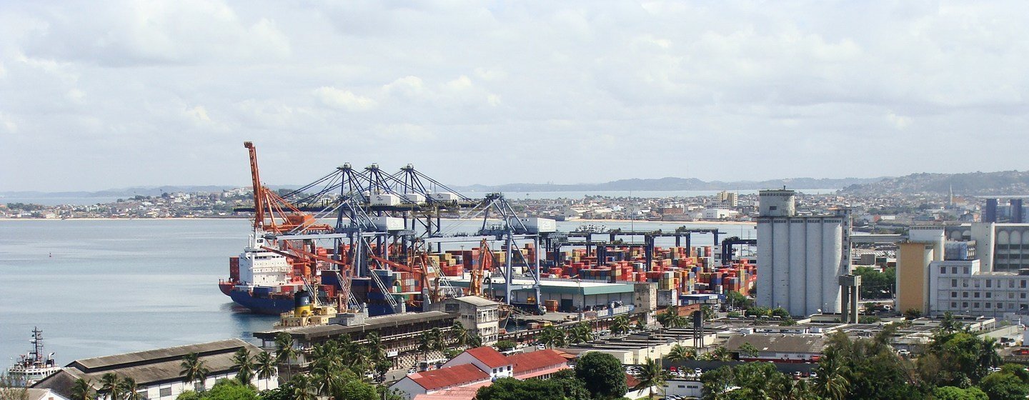 Vista aérea do Porto de Salvador, na Baía de Todos os Santos, Bahia, Brasil, mostrando um navio cargueiro no terminal de contêineres e a cidade ao redor.