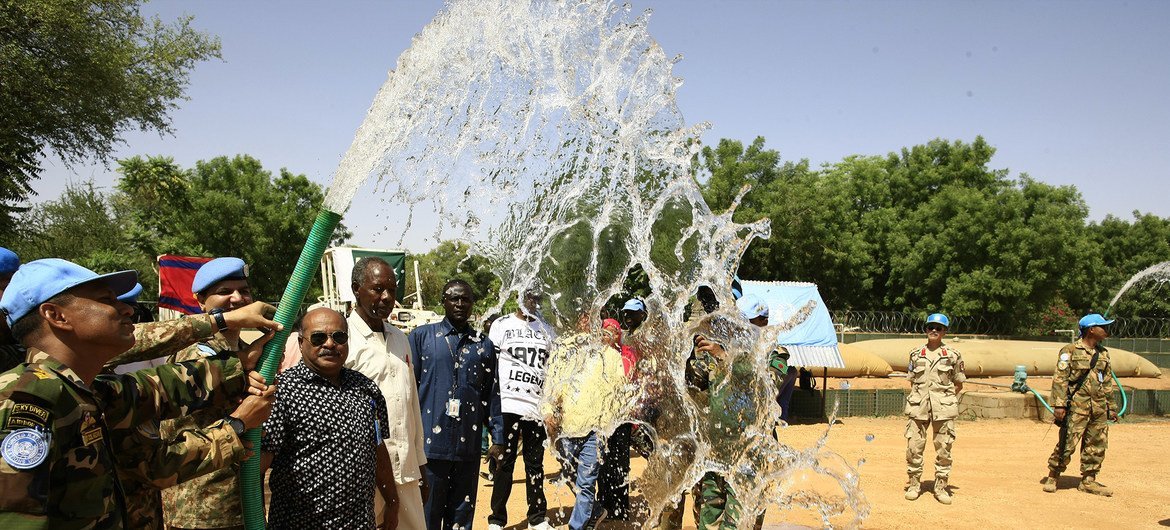 مسؤولو بعثة اليوناميد خلال الاحتفال بافتتاح محطة للمياه بدعم من البعثة في معسكر أردمتا للنازحين في غرب دارفور.