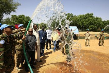 مسؤولو بعثة اليوناميد خلال الاحتفال بافتتاح محطة للمياه بدعم من البعثة في معسكر أردمتا للنازحين في غرب دارفور.