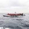 移民和寻求庇护者搭乘小艇从利比亚海岸出发横渡地中海。
