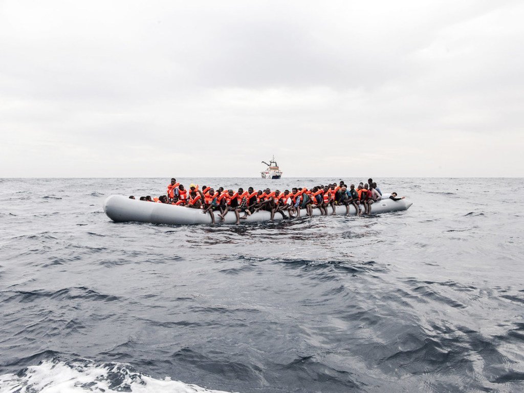 Des demandeurs d'asile et des migrants à bord d'un canot dans les eaux internationales au large des côtes libyennes en novembre 2016 (archive)