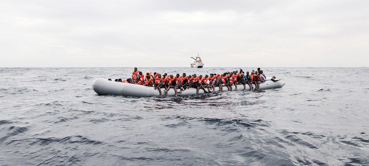 Migrantes y refugiados abordo de un bote en aguas internacionales en las costas de Libia en noviembre 2016.
