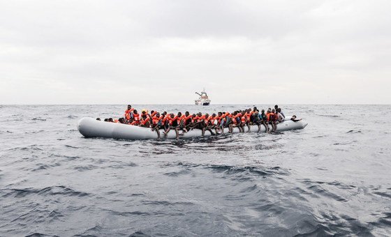 Migrantes após o resgate no mar.