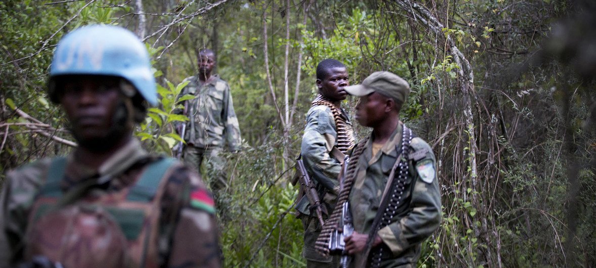 联合国刚果民主共和国稳定团的马拉维籍维和人员与刚果民主共和国武装部队成员共同在该国东部执行巡逻任务。