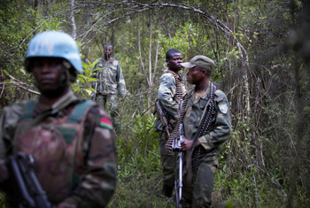 联合国刚果民主共和国稳定团的马拉维籍维和人员与刚果民主共和国武装部队成员共同在该国东部执行巡逻任务。