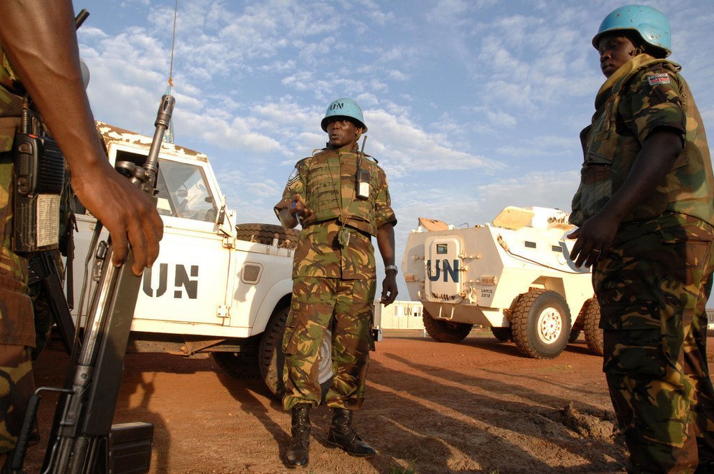 来自肯尼亚的联合国维和人员在苏丹与南苏丹争议的阿卜耶伊地区执行巡逻任务。
