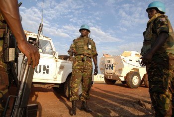 来自肯尼亚的联合国维和人员在苏丹与南苏丹争议的阿卜耶伊地区执行巡逻任务。