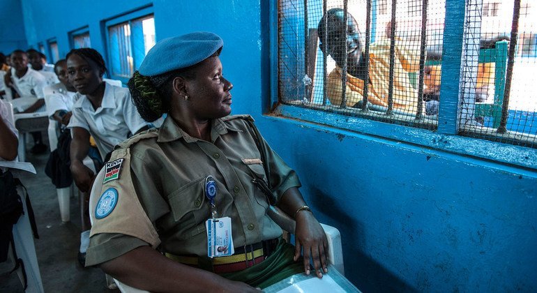 Ruth Kefa, afisa Magereza wa wa mpango wa Umoja wa Mataifa nchini Liberia (UNMIL), akifurahi wa mwanafunzi wa shule ya upili ya JJ Roberts wakati wa tukio la uelimishaji katika mjini mkuu wan chi hiyo Monrovia, mwezi Oktoba 2012. 