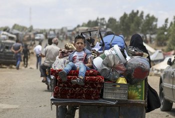 叙利亚西南部库奈特拉省流离失所的家庭在露天场所和营地内寻找栖身之处。 据估计，目前叙利亚西南地区仍有14万人流离失所，急需安全通道撤离。