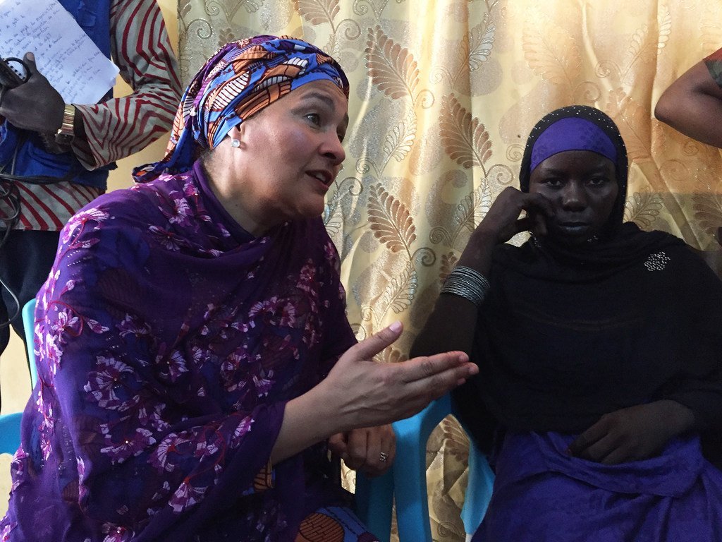 La Vice-Secrétaire générale des Nations Unies, Amina Mohammed (à gauche), rencontre Halima Yakoy Adam, qui a été utilisée comme kamikaze dans un attentat-suicide de Boko Haram au Tchad.