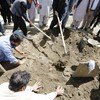 在今年4月30日阿富汗首都喀布尔自杀式袭击中身亡的记者卡喀尔的葬礼现场。此次袭击共造成9名记者死亡。