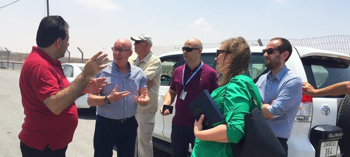 Le Coordonnateur humanitaire des Nations Unies pour le territoire palestinien occupé, Jamie McGoldrick (2ème en partant de la gauche), reçoit un briefing au point de passage de Kerem Shalom à Gaza le 17 juillet.