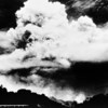 Nube atómica extendiéndose sobre Nagasaki hacia el medio día del 9 de agosto de 1945.