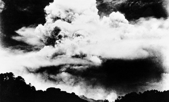 Nuvem atômica se espalhando por Nagasaki