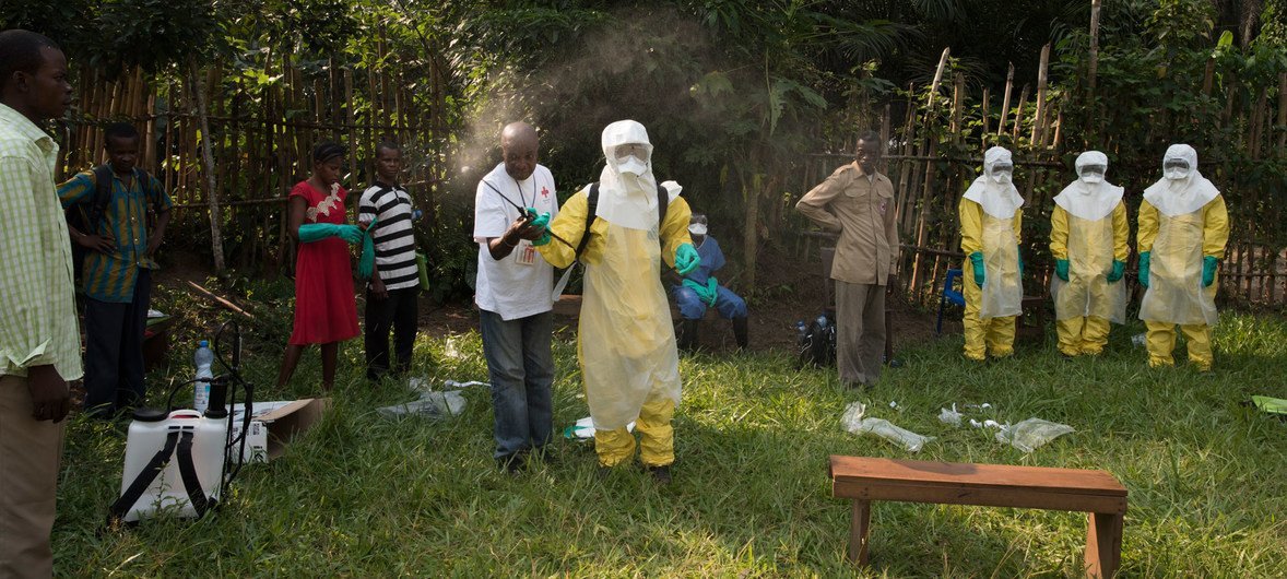 2018年6月，世卫组织合作伙伴红十字会的工作人员正在刚果民主共和国开展培训，指导百姓采取不会感染埃博拉病毒的安全埋葬方式。