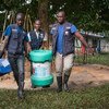 Miembros de un equipo de vacunación contra el ébola  de la OMS en el pueblo de Bosolo, República Democrática del Congo.