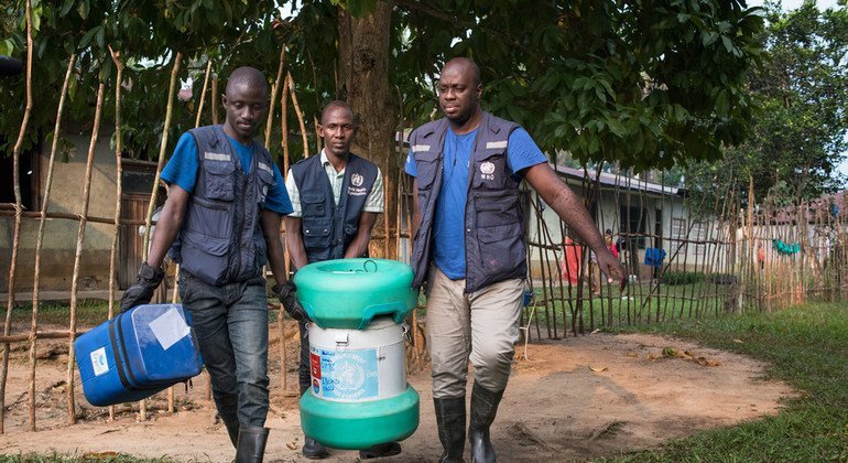 Miembros de un equipo de vacunación contra el ébola  de la OMS en el pueblo de Bosolo, República Democrática del Congo.