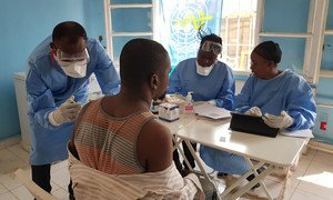 Un agent de santé dans un centre de santé de la ville de Mbandaka, en République démocratique du Congo, se fait vacciner contre le virus Ebola (archive : 16 juin 2018).