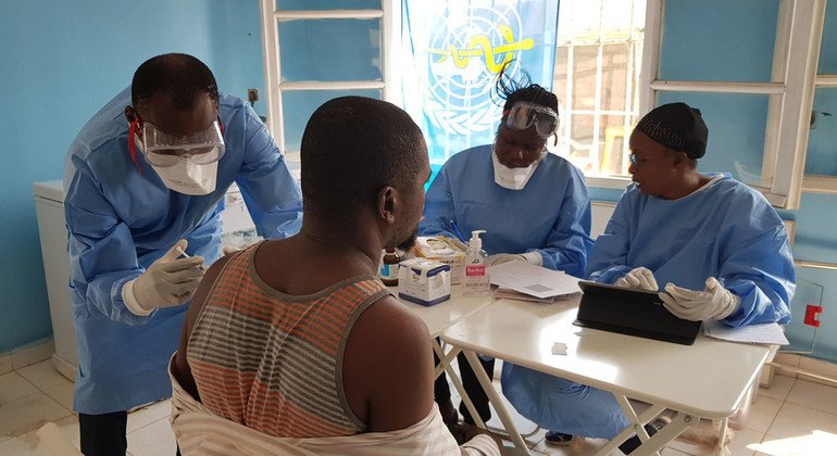 El doctor Alhassane Toure vacuna contra el ébola a un trabajador de la salud en un centro de Mbandaka, República Democrática del Congo (16 de junio de 2018)