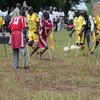 مجموعة من الأشخاص ذوي الإعاقة يمارسون لعبة كرة القدم في منطقة كايونغا في أوغندا.