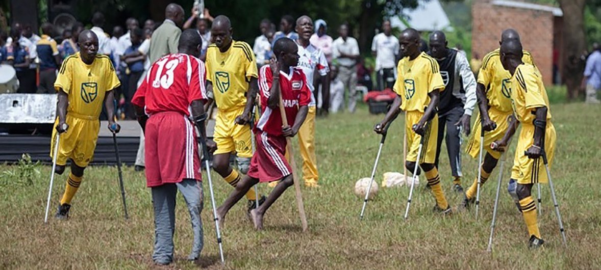 Pessoas com deficiência jogam futebol no distrito de Kayunga, no Uganda 