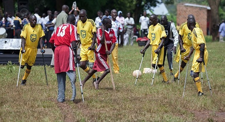 Pessoas com deficiência jogam futebol no distrito de Kayunga, no Uganda 