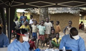 Le 20 juin 2018, un groupe de personnes observe une campagne de vaccination contre le virus Ebola dans le village de Bosolo, en République démocratique du Congo. Des cas présumés d’Ebola ont été relevés au nord-Kivu, dans l'est de la RDC.