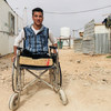 Sami qui a perdu ses jambes dans une explosion circule en chaise roulante dans le camp de réfugiés syriens de Za'atari.