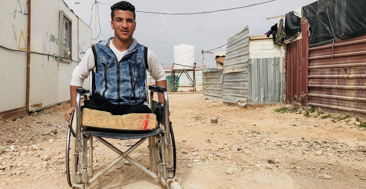 فقد سامي ساقيه في انفجار في سوريا، إلا أنه يتنقل في أرجاء مخيم الزعتري بواسطة كرسي متحرك.