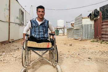 Sami qui a perdu ses jambes dans une explosion circule en chaise roulante dans le camp de réfugiés syriens de Za'atari.