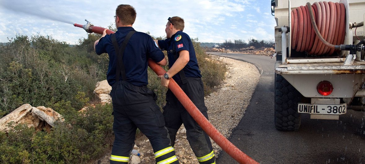 丹麦消防员与联合国驻黎巴嫩临时部队共同扑灭黎巴嫩的一处森林火灾。