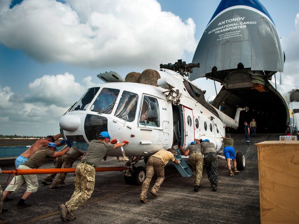 Le personnel de l'aviation ukrainienne déployé dans la Mission des Nations Unies au Libéria (MINUL) charge un hélicoptère dans un avion cargo à l'aéroport international Roberts le 13 février 2018. La MINUL s'est achevée le 30 mars 2018.