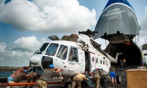 Le personnel de l'aviation ukrainienne déployé dans la Mission des Nations Unies au Libéria (MINUL) charge un hélicoptère dans un avion cargo à l'aéroport international Roberts le 13 février 2018. La MINUL s'est achevée le 30 mars 2018.