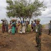 من الأرشيف/ يرافق جنود حفظ السلام الإثيوبيين في بعثة الأمم المتحدة بجنوب السودان مجموعة من النساء خارج موقع تديره الأمم المتحدة لخلق محيط آمن يمكّن النساء من البحث عن الحطب دون التعرض لخطر الهجوم ، 28 آذار/مارس 2017.