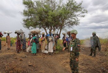 يرافق جنود حفظ السلام الإثيوبيون في بعثة الأمم المتحدة بجنوب السودان، مجموعة من النساء خارج موقع تديره الأمم المتحدة لخلق محيط آمن يمكّن النساء من البحث عن الحطب دون التعرض لخطر الهجوم ، 28 آذار/مارس 2017.
