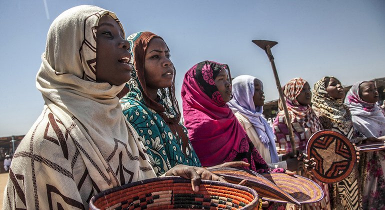 نساء نازحات بمعسكر أبو شوك في ولاية شمال دارفور، خلال الاحتفال بيوم الأمم المتحدة الذي يوافق 24 من أكتوبر من كل عام.
