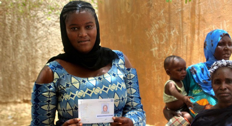 2018年马里总统选举前夕，一名年轻女性在位于该国北部的加奥选举中心领取选民证。