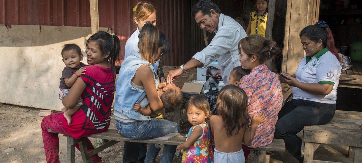 柬埔寨金边的一个流动免疫接种站，一位医护人员正在给一名幼儿注射疫苗。流动免疫接种站是柬埔寨国家免疫项目的一部分。
