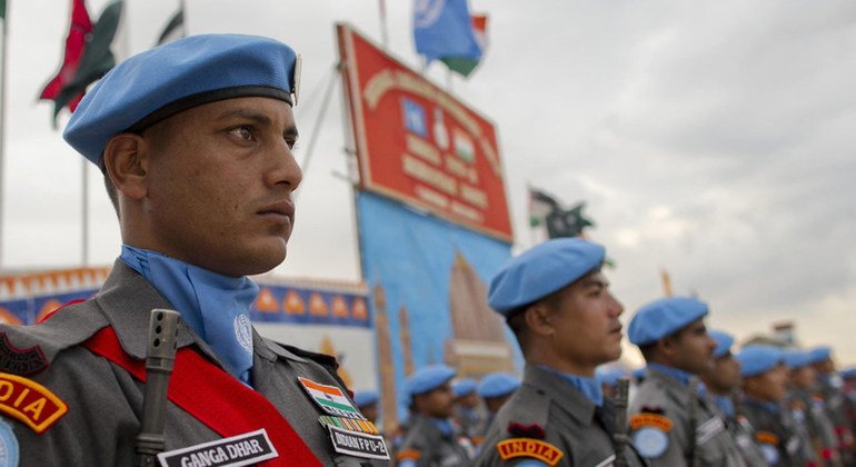 Cascos azules indios en una ceremonia de medallas por su servicio a la ONU en la mision de Haití en 2012.  