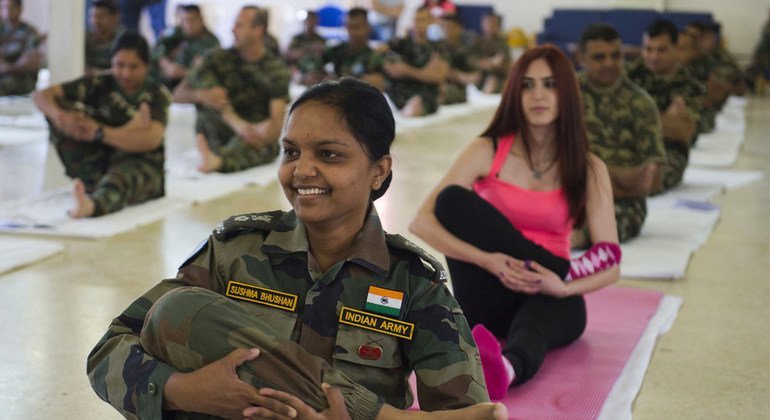 Cascos azules indios con la misión de la ONU en el Líbano  (UNIFIL) practican yoga en el Día Internacional de Yoga el 21 de junio de 2015. 
