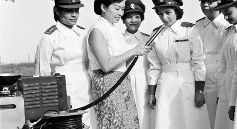 Mujeres de las Fuerzas Armadas Médicas de la India son entrevistadas antes de ser desplegadas a la Operación de la ONU en el Congo en 1960.   