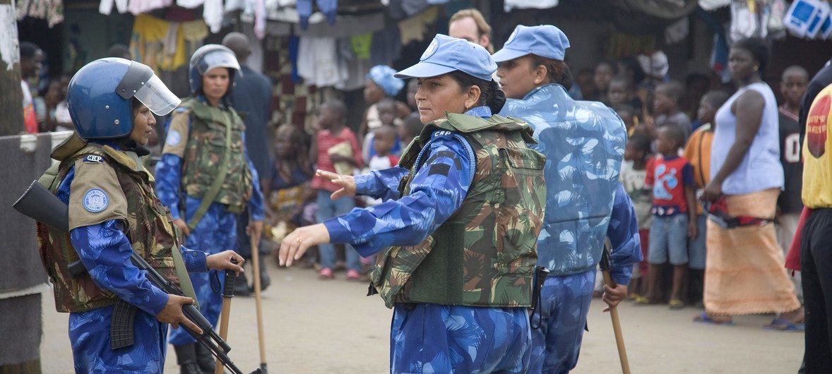 Mujeres policías de la India patrullando en Monrovia, Liberia en el 2007 como parte de las operaciones de paz de la ONU.  