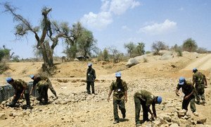 En la misión de Naciones Unidas en Eritrea y Etiopía  (UNMEE) un Batallón de la India  (INDBAT) de ingenieros reconstruyen la ruta de acceso de la región de Barentu en mayo de 2001.      