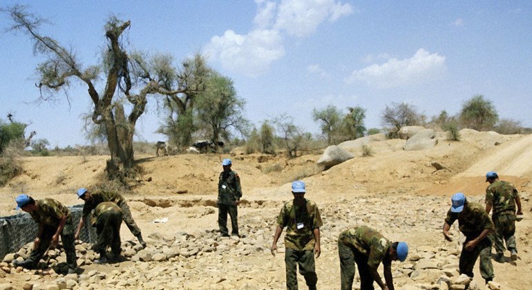 En la misión de Naciones Unidas en Eritrea y Etiopía  (UNMEE) un Batallón de la India  (INDBAT) de ingenieros reconstruyen la ruta de acceso de la región de Barentu en mayo de 2001.      