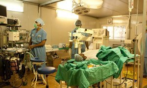 Doctores Indios en la misión de paz de la ONU en la República Democrática del Congo realizan una cirugía.   